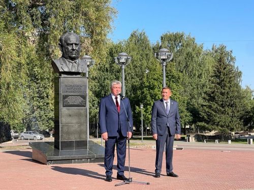 Төзүчеләр көнендә Чаллыда Евгений Батенчук һәйкәленә чәчәкләр салдылар