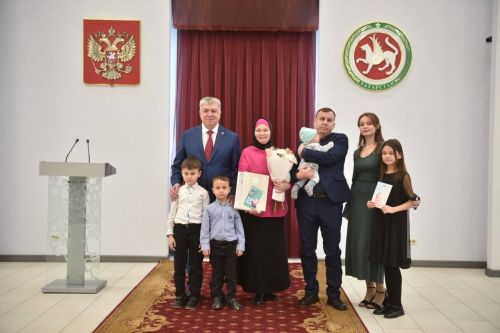 Чаллыда дүрт күпбалалы гаиләгә тантаналы шартларда сабыйлары туу турында таныклык тапшырылды