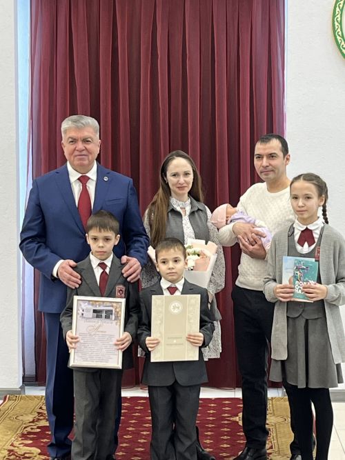 Чаллыда дүрт күпбалалы гаиләгә тантаналы шартларда сабыйлары туу турында таныклык тапшырылды