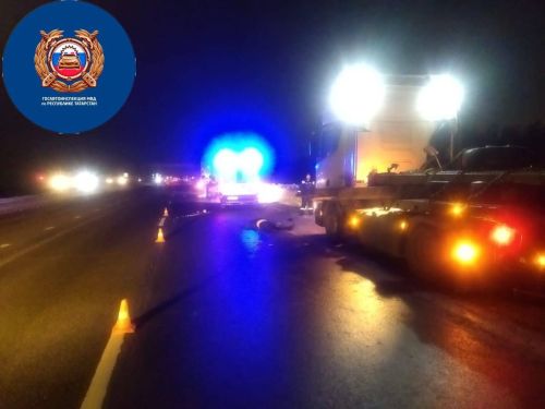 Җиңел машина юлда транспорт чарасын ремонтлаган йөртүчене бәрдергән