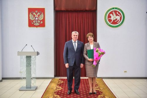 Чаллы мэры Наил Мәһдиев мәгариф хезмәткәрләренә дәүләт бүләкләре тапшырды