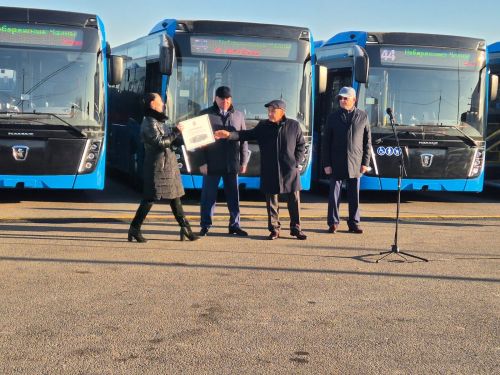 Татарстан Рәисе Чаллыга тагын 44 автобус тапшырды