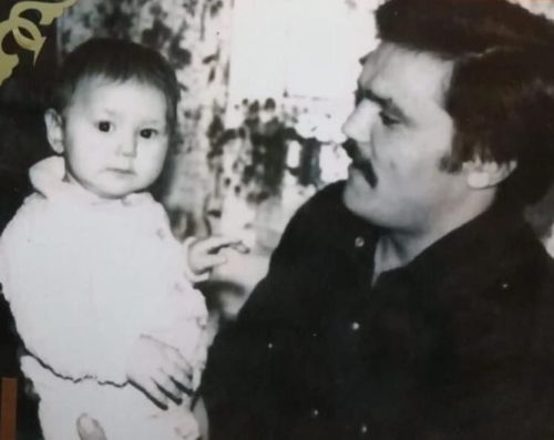 Хәния Фәрхинең туганы Миләүшә: «Әтиемне югалтуны бик авыр кичердек»