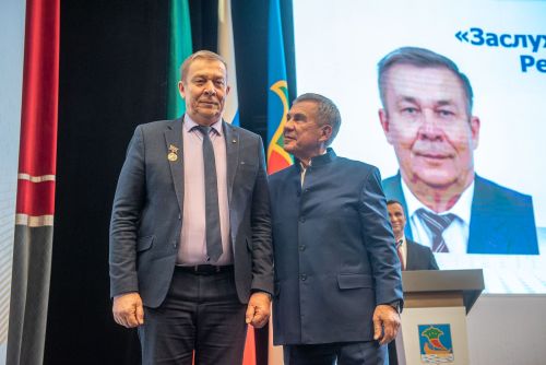 ТР Рәисе кулыннан кемнәр бүләк алды?