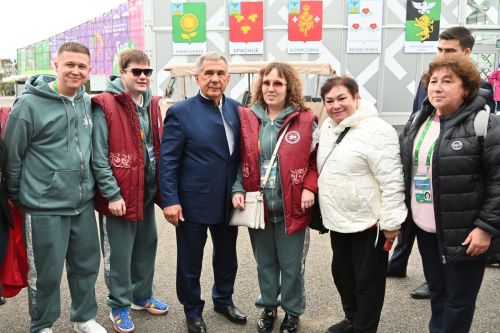 Тумыштан күрмәүче Чаллы кызы чит ил егет-кызлары белән очрашты