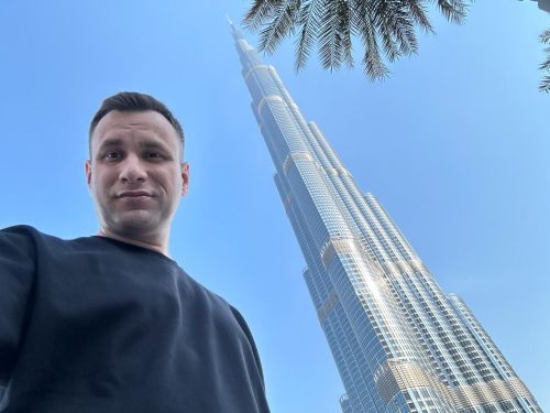 Илнур Гомәров дөньядагы иң биек бина янында татарча җырлаган
