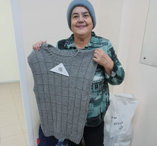 Әлфия Юткина хәрбиләргә 140 жилет бәйләгән