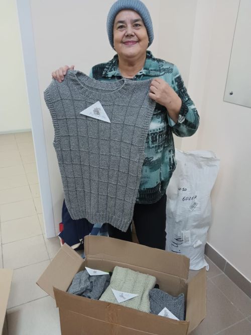 Әлфия Юткина хәрбиләргә 140 жилет бәйләгән