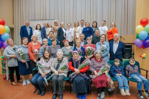 Укытучыга бүләкне тезләнеп тапшырды