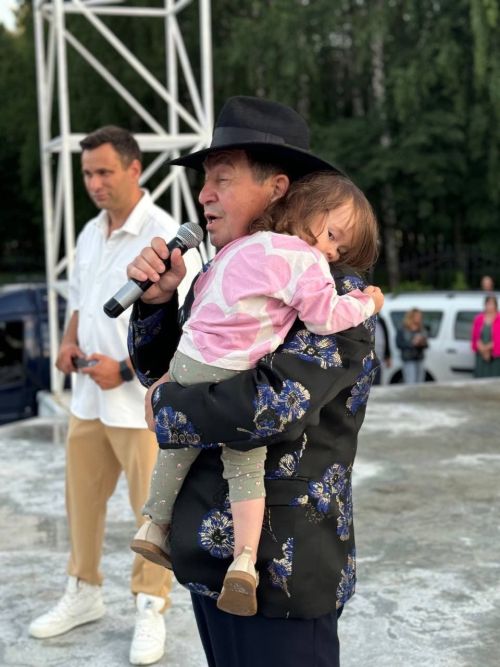 Виталий Агапов сәхнәгә оныгы белән чыкты