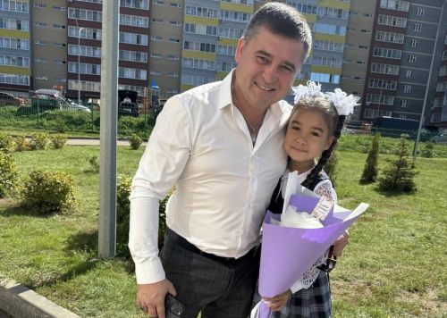 Ринас Әхмәтов: «Элек 1 сентябрьгә чәчәк табуы да авыр иде»