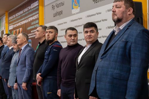 Чаллы көрәшчеләре елны җиңүдән башлады