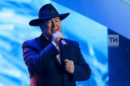 Виталий Агапов «Әнкәй гөле» җырын бер җырчыга бирде