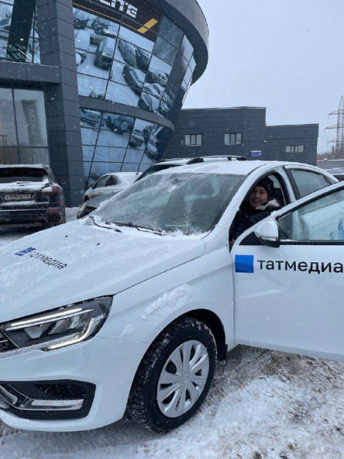 Рөстәм Миңнеханов редакцияләргә машина бүләк итте
