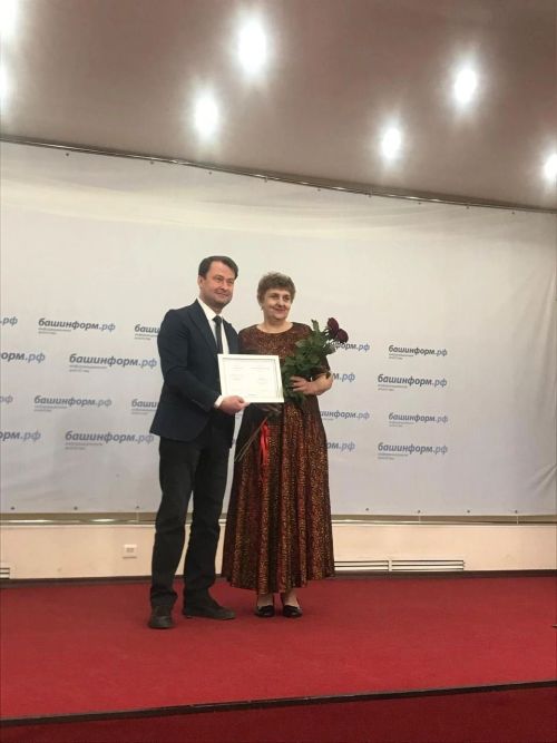 Чаллы җырчысы белән фотога төшәргә чират җыелган