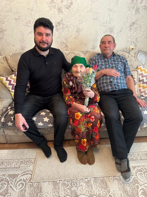 Руслан Кираметдинов иң өлкән тамашачысына лаләләр бүләк итте