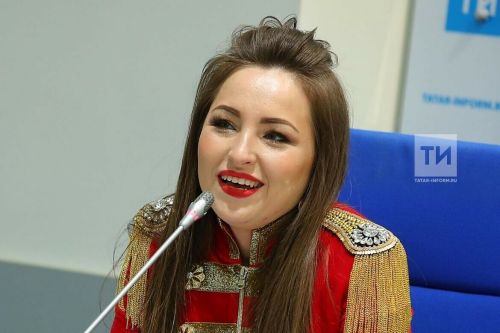 Җырчы Римма Никитинага хәрби тәкъдим ясаган