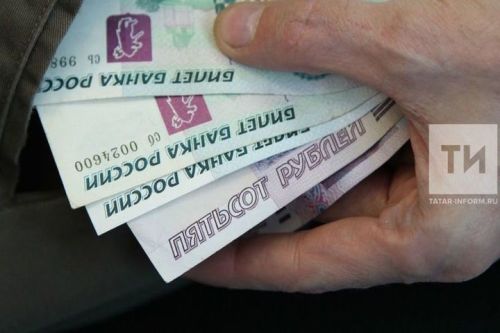 Акчасын подъезд төбендә көтеп торган таныш булмаган хатын-кызга чыгарып бирә