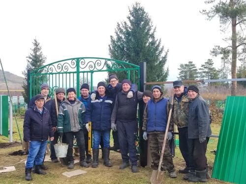 Зиратларны бергәләп төзекләндерделәр