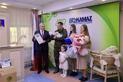 Чаллы мэры хәрбинең хатынын һәм сабыен бала тудыру йортыннан каршы алды