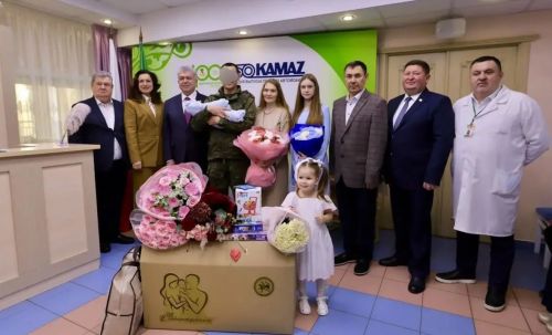 Чаллы мэры хәрбинең хатынын һәм сабыен бала тудыру йортыннан каршы алды