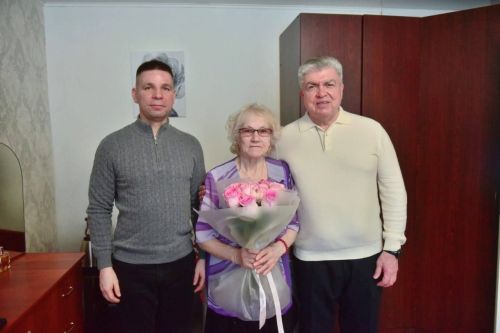 Чаллы мэры Россия Героеның әнисен яз бәйрәме белән котлады