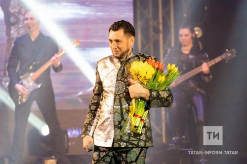 Фирдүс Тямаев  нәни тамашачысына акча бирде