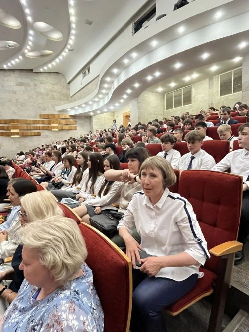 Укучыларга 25шәр мең сум акча тапшырдылар. ФОТОРЕПОРТАЖ