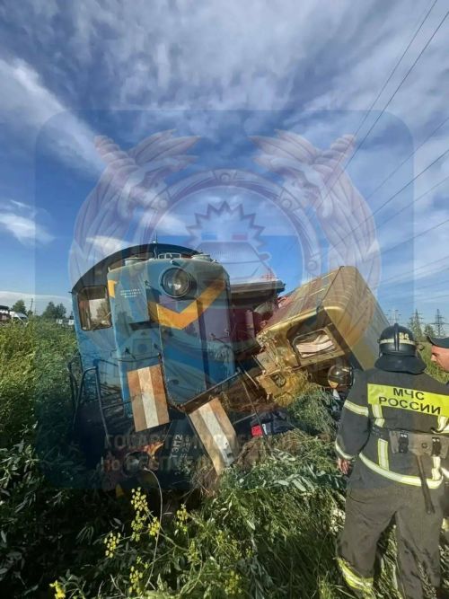 Чаллыда йөк машинасы поездга бәрелде