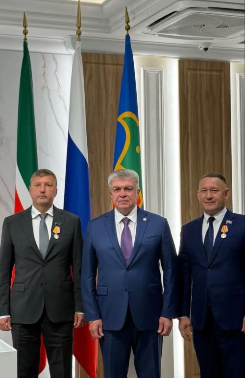 Чаллы мэры ике депутатка медаль тапшырды
