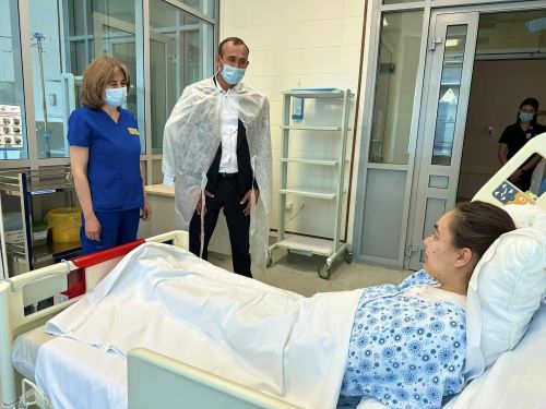 Тукай районы башлыгы БПЛА һөҗүменнән зыян күргән хатын-кыз янына барды