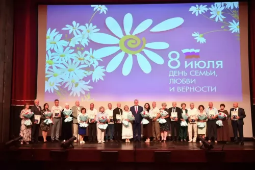 Чаллы мэры 11 гаиләне «Мәхәббәт һәм тугрылык өчен» медале белән бүләкләде