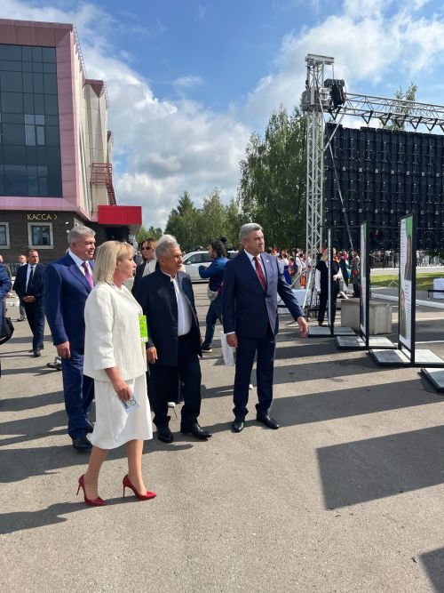 Татарстан Рәисе Чаллы мәгариф хезмәткәрләренең казанышларын чагылдырган күргәзмә карады. Фоторепортаж