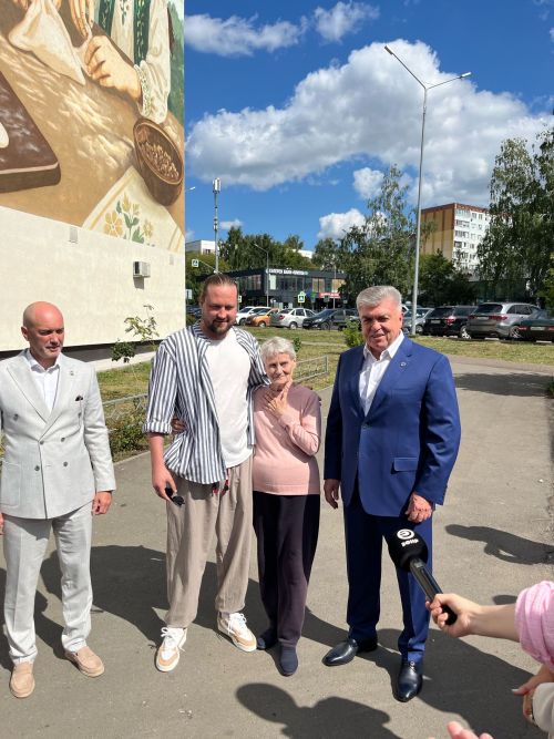 Өчпочмак ясаучы әби белән оныгы сурәтләнгән мурал авторы  «ФормАРТ» фестивалендә җиңде