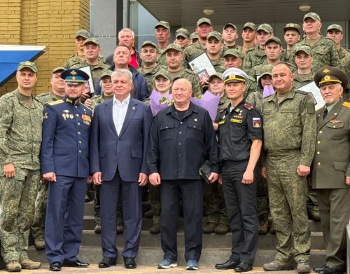 Чаллы мэры хәрбиләргә шефлык ярдәме тапшырды