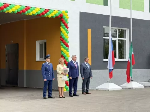 Чаллы мэры Наил Мәһдиев 45нче мәктәп укучыларын Белем бәйрәме белән котлады