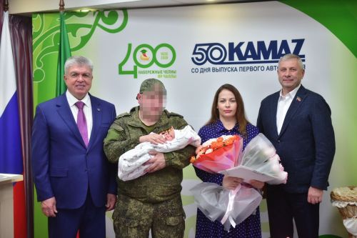 Чаллы мэры хәрбинең баласын каршы алды