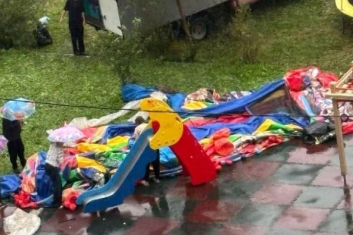 Уфада балалар белән батутны җил алып киткән