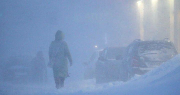 Ял көннәрендә кар ява