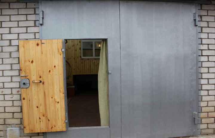 Мужское место. Челнинцы устраивают в гаражах комнаты отдыха и бани