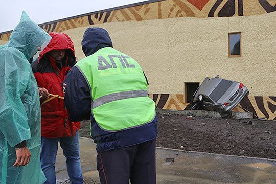 «Занесло, плохо себя почувствовал»: как Mercedes-Benz впечатался в слоновник