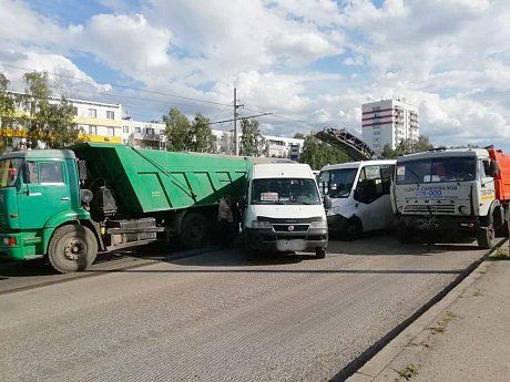 Две маршрутки и два КАМАЗа столкнулись на остановке. Есть пострадавшие