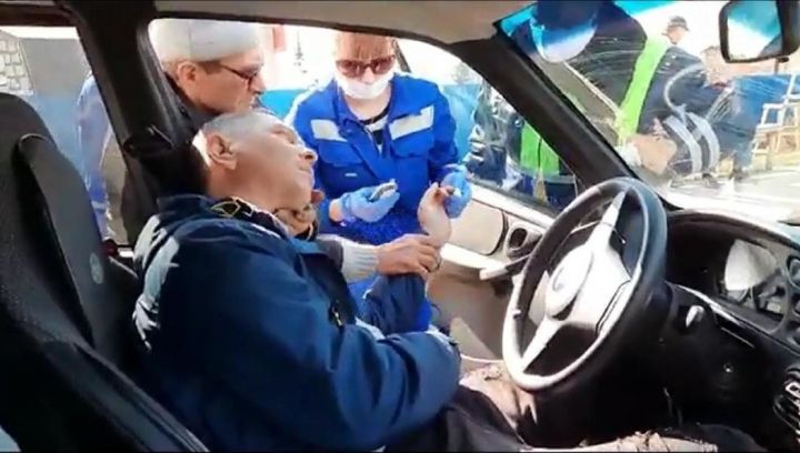 Автоинспекторы Челнов спасли диабетика, которому стало плохо за рулем