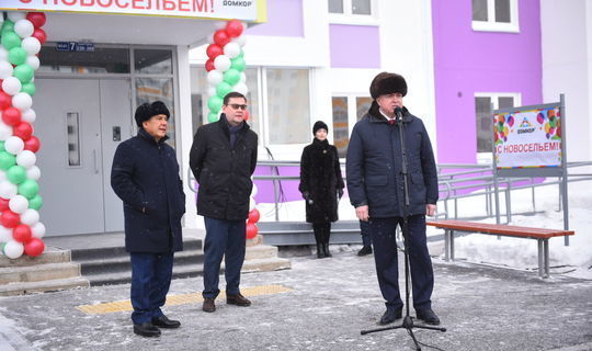 Татарстан Президенты Чаллыда социаль ипотека йортына күченүчеләрне котлады