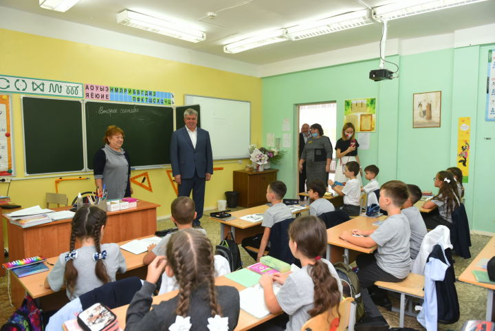 Наил Мәһдиев 29нчы татар гимназиясендә булды