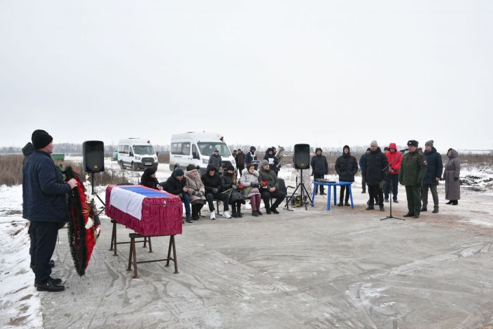 Чаллыда контракт буенча хезмәт иткән хәрбине соңгы юлга озаттылар