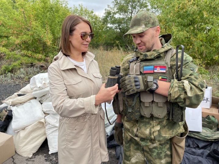 Әлфия Когогина ЛНР милициясенә гуманитар ярдәм тапшырды