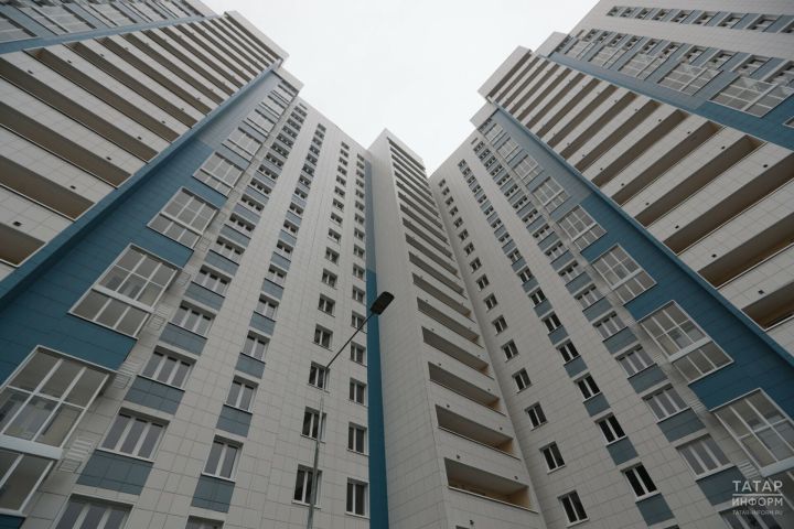 Түбән Камада бер ир-ат хатынын өске каттан ташлаган
