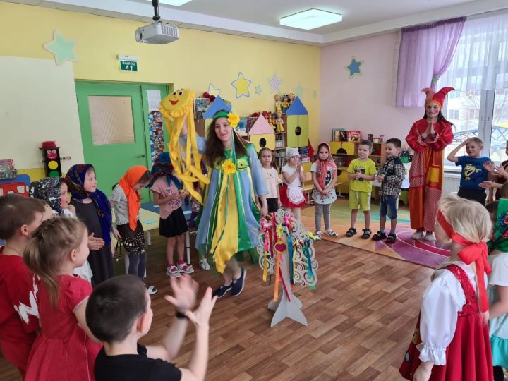 Чаллы балалар бакчасында тәрбияләнүчеләрне коймак белән сыйладылар