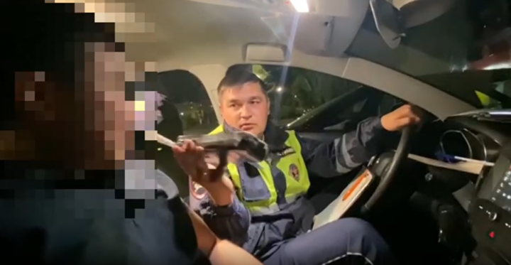 Чаллы егете инспекторларга ришвәт бирүдә гаепләнә